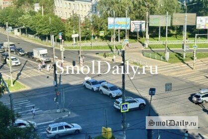 В час пик две легковушки не смогли поделить дорогу в Смоленске