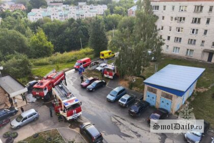 Рано утром пожарные спешили на возгорание квартиры в Смоленске